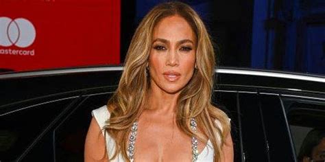 G­e­n­ç­l­e­r­e­ ­T­a­ş­ ­Ç­ı­k­a­r­ı­y­o­r­!­ ­J­e­n­n­i­f­e­r­ ­L­o­p­e­z­­i­n­ ­S­a­t­e­n­ ­K­i­m­o­n­o­l­u­ ­v­e­ ­M­a­k­y­a­j­s­ı­z­ ­H­a­l­i­ ­H­a­y­r­a­n­ ­B­ı­r­a­k­t­ı­